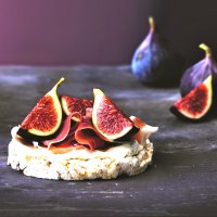 Cream cheese, Parma ham & figs on unsalted rice cakes