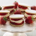 Strawberries with shortbread rounds & mascarpone