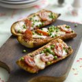 French bread pizzas with peas, cherry tomatoes & mozzarella