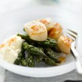 Griddled scallops with asparagus, crème fraiche & sweet chilli sauce