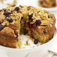 Apple & muesli crumble cake