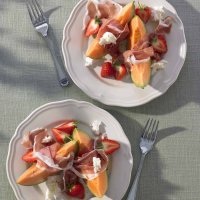 Strawberries with Parma ham, melon and mozzarella