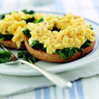 Toasted bagel with spinach & eggs