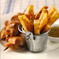 Thick chips, chicken skewers & black pepper dip