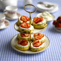 Classic scones with strawberries & cream