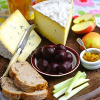Cheese & beetroot ploughman's