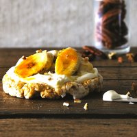 Bananas & cream topped caramel rice cakes