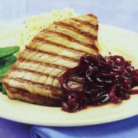 Tuna steaks with red onion