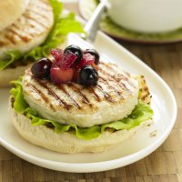 Turkey burgers with apple & blueberry relish