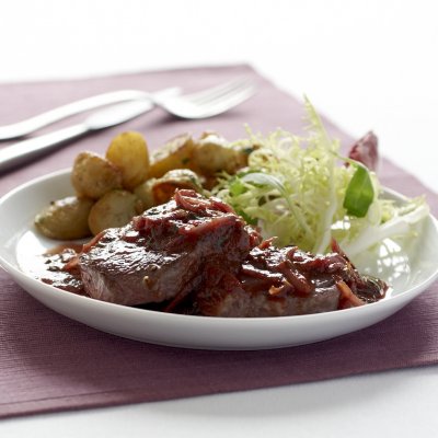 Medallions of beef with red wine & roast garlic sauce