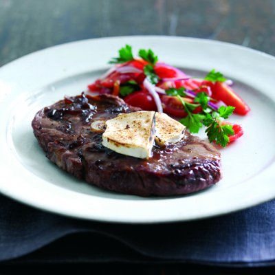Lamb chops with goat's cheese & caramelised red onion