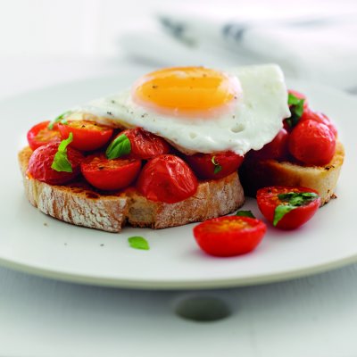 Tomato crostini with fried egg