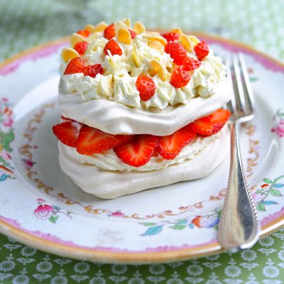Strawberry almond pavlova