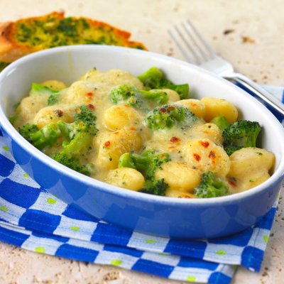 Baked gnocchi with broccoli