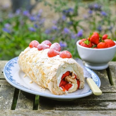 Strawberry meringue roulade with mascarpone