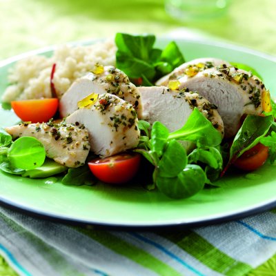 Fruity chicken breast with salad