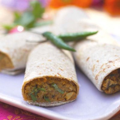 Spicy egg & minced lamb roll